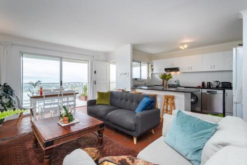 Photo de la galerie de l'établissement Mountainside Sea View Apartment In Muizenberg, au Cap