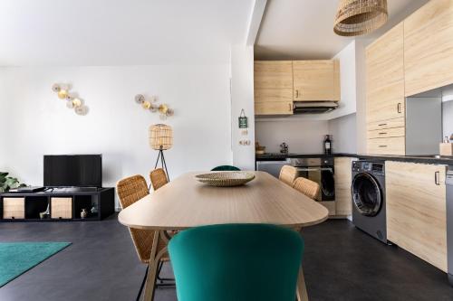 une cuisine et une salle à manger avec une table et des chaises dans l'établissement Disney Station, 5 minutes Disneyland!, à Chessy