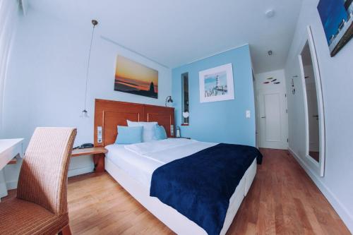 um quarto com uma cama grande e uma secretária. em Hotel Zum Ochsen em Oberstenfeld