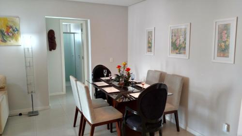 a dining room with a table and chairs at Edifício Dalpiaz in Balneário Camboriú