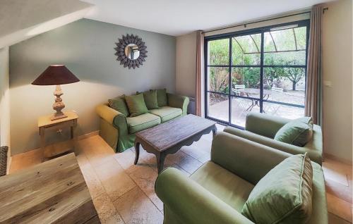 un salon avec deux canapés et une table dans l'établissement Lovely Home In Saint-Laurent-De-La-Ca, à Saint-Laurent-de-la-Cabrerisse