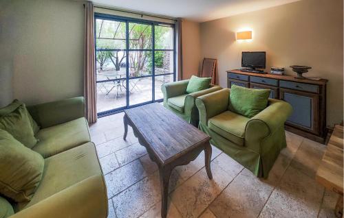 un salon avec deux canapés et une table dans l'établissement Lovely Home In Saint-Laurent-De-La-Ca, à Saint-Laurent-de-la-Cabrerisse