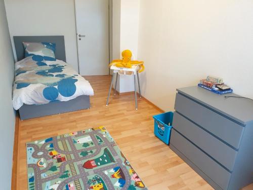 een slaapkamer met een bed, een dressoir en een tapijt bij Ferienwohnung ErzHome in Marienberg