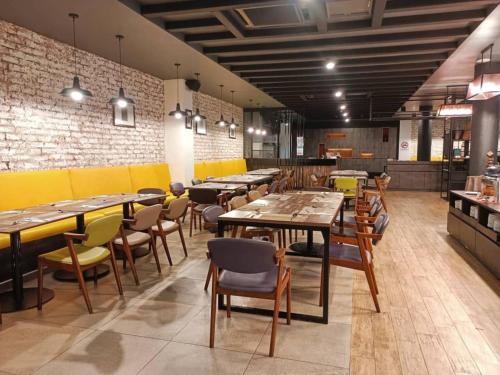 un restaurant avec des tables et des chaises dans une salle dans l'établissement Cinta Sayang Resort, à Sungai Petani