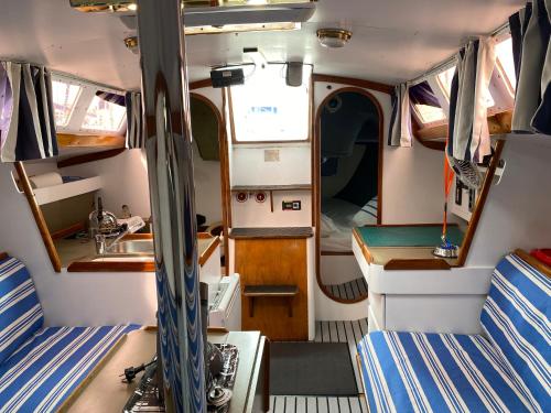 vista sull'interno di un camper con lavandino di Nuitée à bord de Danilou un voilier de 9.50m a Sète