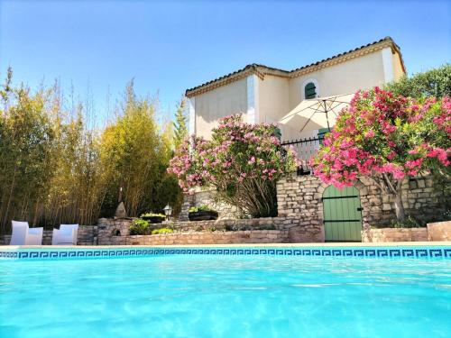 une villa avec piscine et une maison dans l'établissement Vacances, à Carnoux-en-Provence