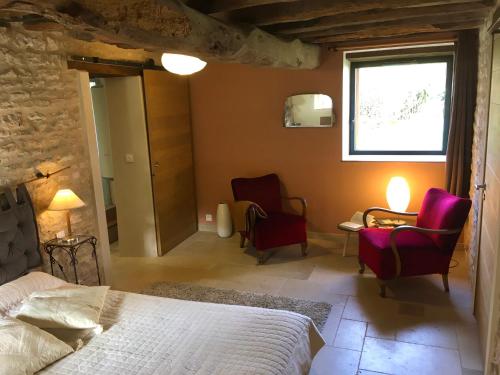 - une chambre avec deux chaises, un lit et une fenêtre dans l'établissement NEW ! Gîte L'Écrin de Coeur - Village-Rivière-Canal Bourgogne, à Cry