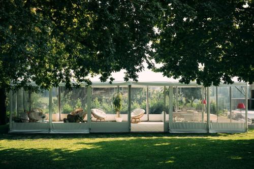 a gazebo with white furniture in a garden at Quinta Das Essências in Penafiel