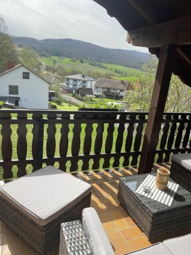 einen Balkon mit Korbmöbeln und Blick auf die Landschaft in der Unterkunft Zur schönen Aussicht in Bad Wildungen