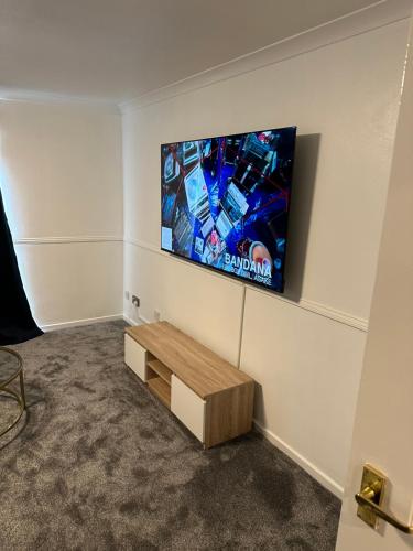 Lovely Two Bedroom Flat في Thamesmead: غرفة مع تلفزيون بشاشة مسطحة على الحائط