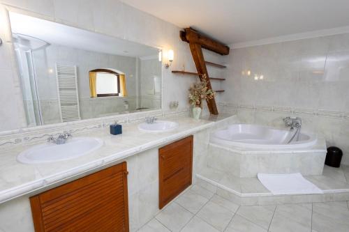 een badkamer met 2 wastafels en een grote spiegel bij Pension Centrum in Ricany