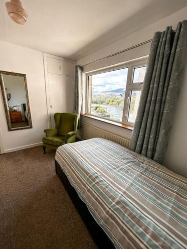 - une chambre avec un lit, une chaise et une fenêtre dans l'établissement Sneem Townhouse, à Sneem