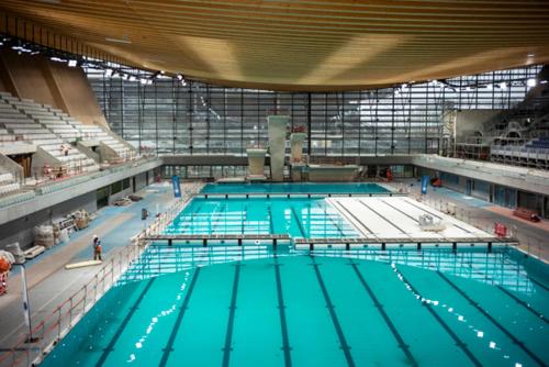 une grande piscine intérieure d'eau bleue dans l'établissement Appartement avec Jardin - La Plaine Saint Denis, à Saint-Denis