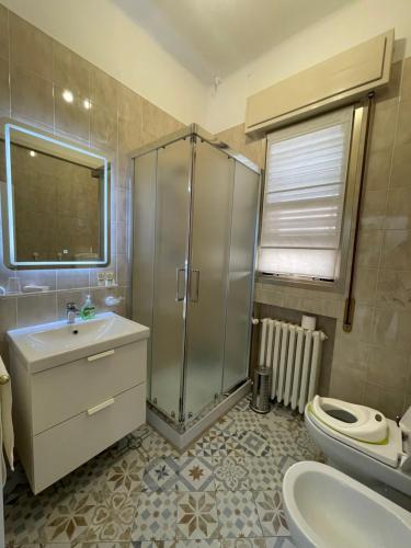 “Al 57”…. a quiet corner in Ferrara في فيرّارا: حمام مع دش ومغسلة ومرحاض