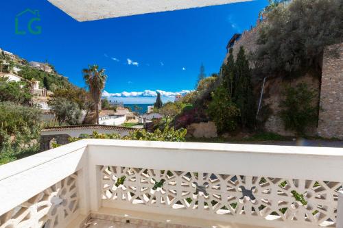una vista dal balcone di una casa di COTOBRO - La Palmera Apt ad Almuñécar