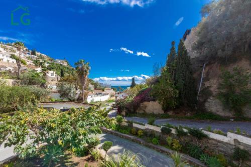 vista su una città su una montagna di COTOBRO - La Palmera Apt ad Almuñécar