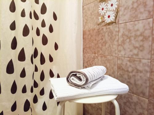 Una toalla sentada en un taburete en un baño en Casa Cairo Rooms&Services, en Mombaroccio
