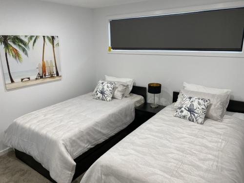 Llit o llits en una habitació de Fairy Meadow Beach House