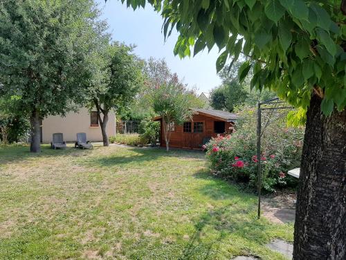 une cour avec deux chaises et une cabine dans l'établissement Villa de charme, à Saumur