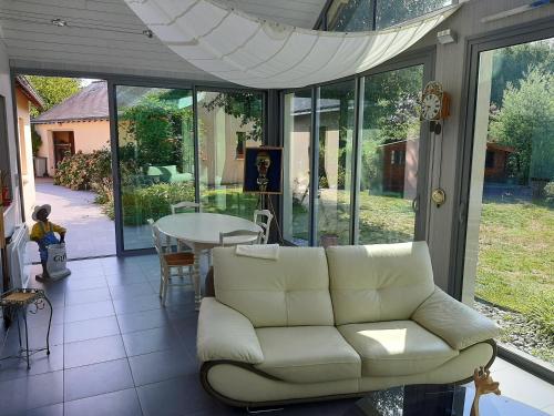 un salon avec un canapé et une table dans l'établissement Villa de charme, à Saumur