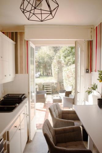 a kitchen with a view of a patio at Spa , jardin 250m2 et appartement cosy de 60 m2 au centre in Boulogne-sur-Mer