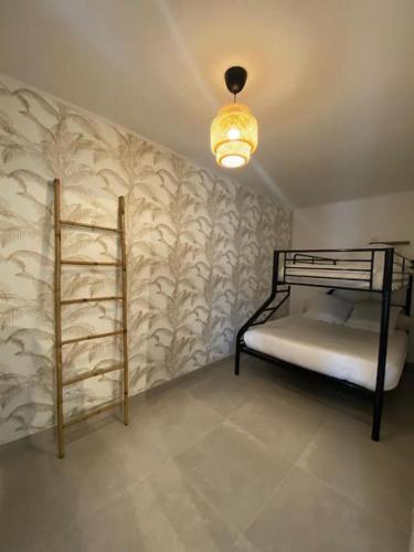 - une chambre avec des lits superposés et une lampe dans l'établissement Rez de jardin vue mer, à Marseille