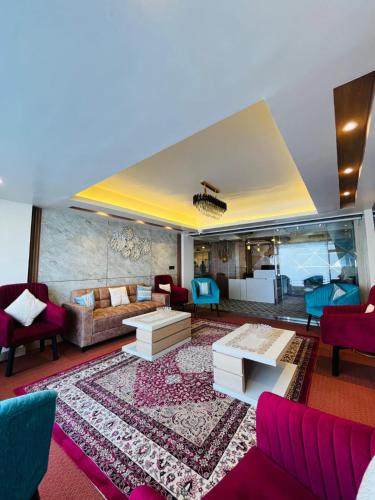 een woonkamer met een bank en een tafel bij Goroomgo Broadway Boutique Mall Road Darjeeling - Luxury Stay - Best Seller in Darjeeling