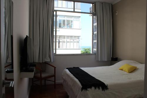 1 dormitorio con cama y ventana en Apartamento Vista Parcial Mar, en Río de Janeiro