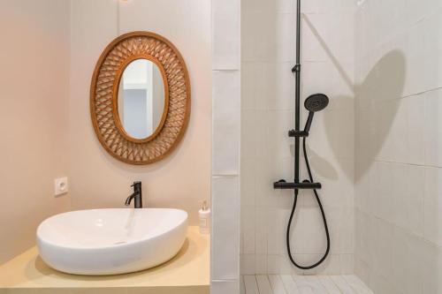 une salle de bain avec un lavabo et un miroir dans l'établissement Le St Victor, garage privé, 1 minute du Vieux Port, à Marseille