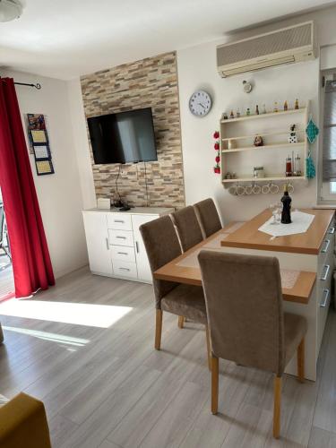 Two Bedroom Apartment with free Parking