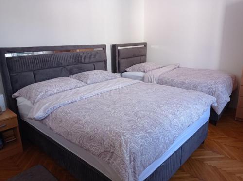 Postel nebo postele na pokoji v ubytování Apartments Eldin