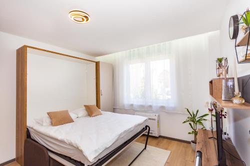 Un pat sau paturi într-o cameră la Apartman Krželj A1