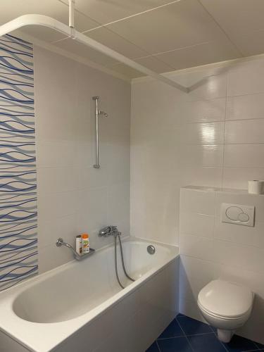 a bathroom with a tub and a toilet and a sink at Appartement vue lac Montreux in Montreux