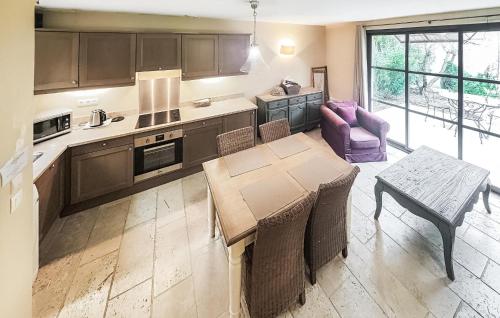 une cuisine avec une table et une salle à manger dans l'établissement Stunning Home, à Saint-Laurent-de-la-Cabrerisse