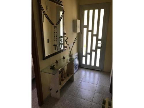 um corredor com um espelho e uma porta com uma escada em Villa Relax em Roda de Bará