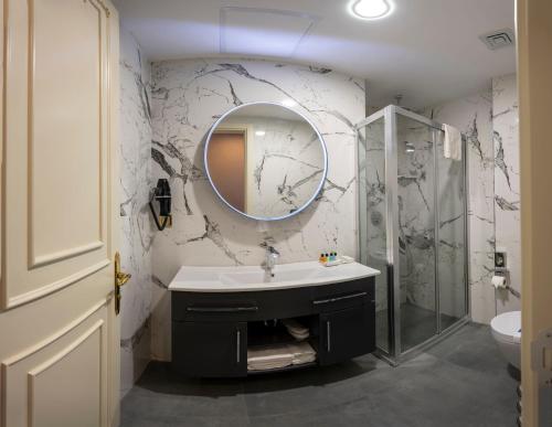 Moonlight Elegance Boutique Hotels في إسطنبول: حمام مع حوض ومرآة