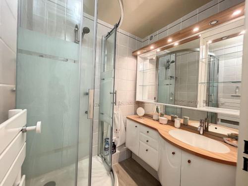 une salle de bain avec une douche en verre et un lavabo dans l'établissement Les issambres vue mer, à Roquebrune-sur Argens