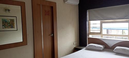 Ένα ή περισσότερα κρεβάτια σε δωμάτιο στο Ballygunge Guest House