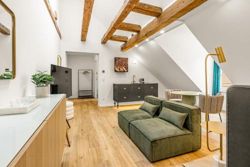 sala de estar con sofá y mesa en kalm stay - a design Aparthotel, en Múnich