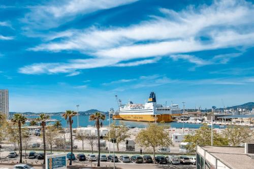 un navire de croisière amarré dans un port dans l'établissement Air-conditioned Apartment - Sea View Port, à Toulon