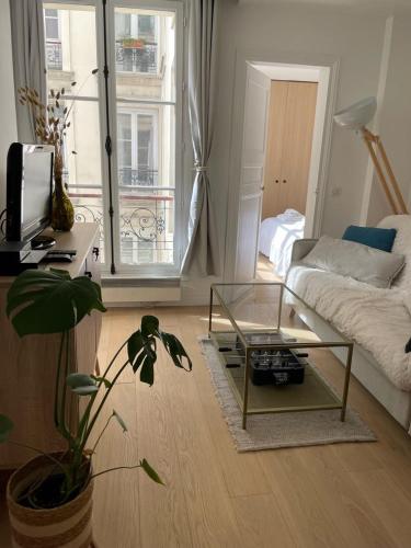 uma sala de estar com uma mesa de centro e um sofá em Hipster Paris North em Paris