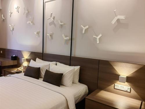a bedroom with a bed with birds on the wall at Windmill Upon Hills Premium Suite By Rapi Stay in Genting Highlands