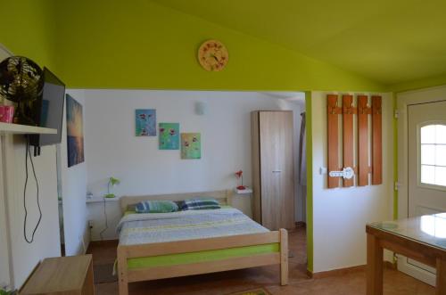 um quarto com uma cama e um tecto verde em cute colorful studio em Pula