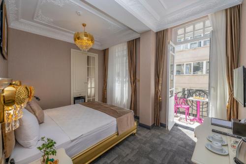 sypialnia z dużym łóżkiem i balkonem w obiekcie Moonlight Elegance Boutique Hotels w Stambule