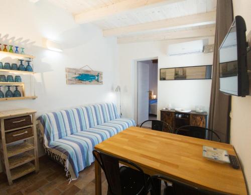 a living room with a couch and a table at Dimora Mare in San Teodoro