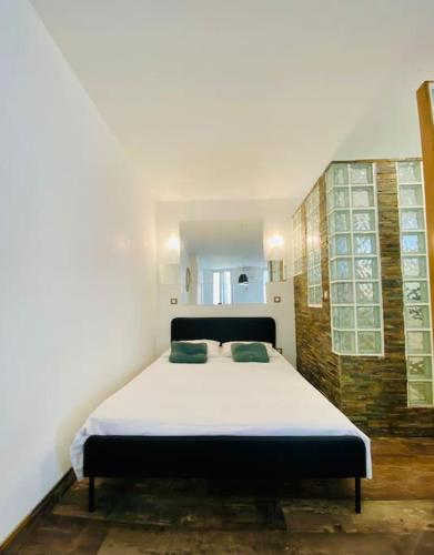 une chambre avec un grand lit dans une pièce dans l'établissement Chez Gauthier - Au Coeur du Panier, à Marseille