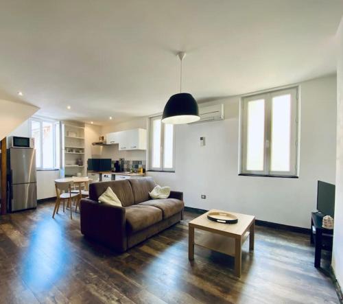 un salon avec un canapé et une table dans l'établissement Chez Gauthier - Au Coeur du Panier, à Marseille