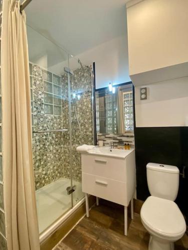 une salle de bain avec toilettes, douche et lavabo dans l'établissement Chez Gauthier - Au Coeur du Panier, à Marseille