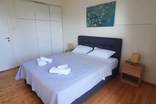 - une chambre avec un lit et 2 serviettes dans l'établissement Comfort apartment in the city, à Kalamata