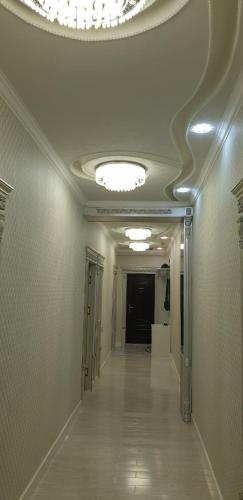 un corridoio in un edificio con soffitto di Апартамент в элитном районе ad Andijan